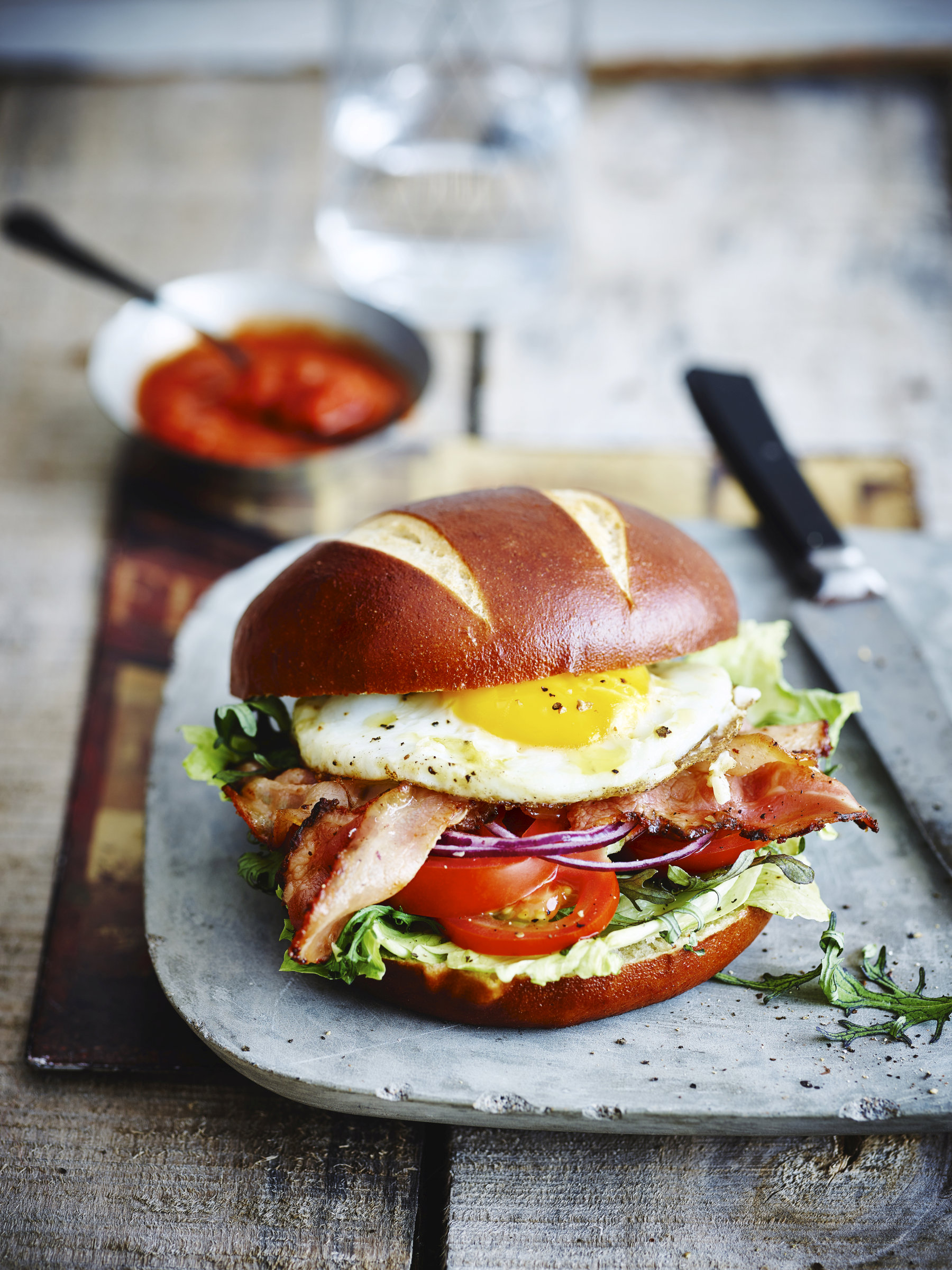 Hamburgerbrød laugen bun pre sliced   42x80g