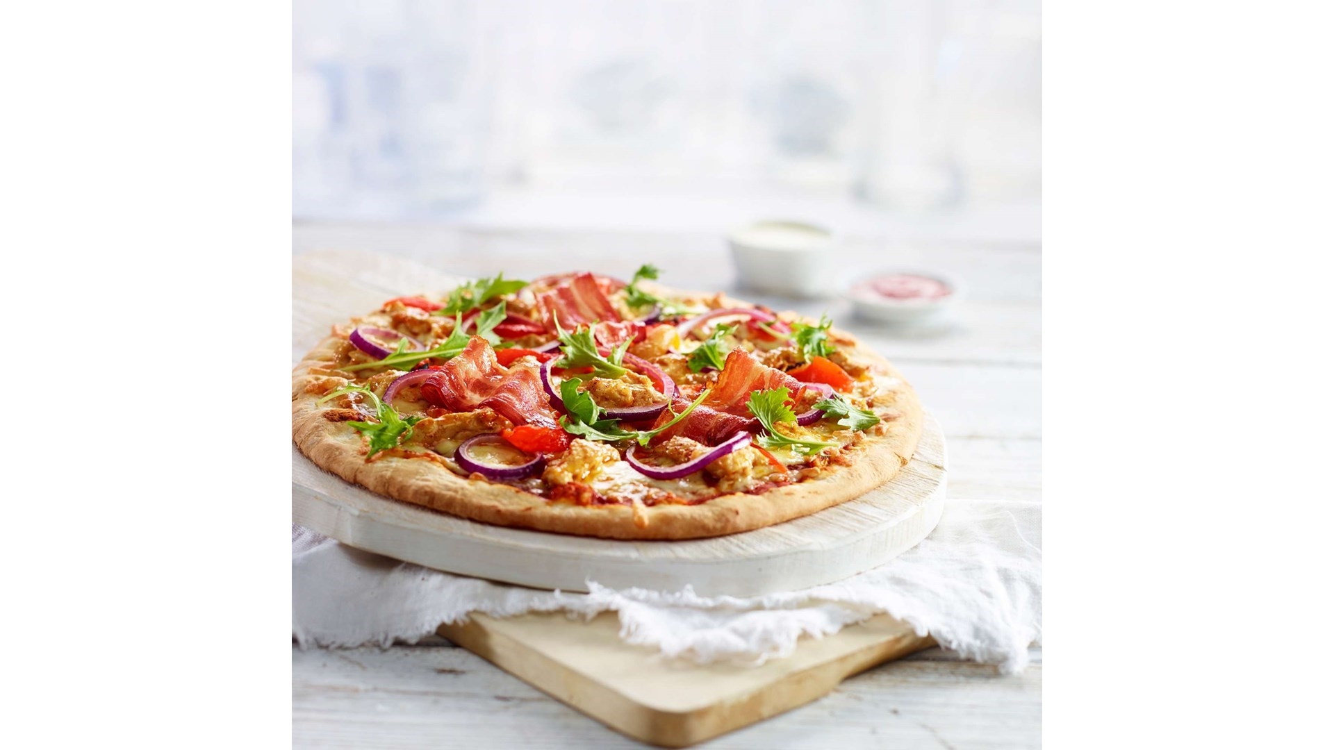 Italiensk pizza m/saus og ost prebakt ca30cm 10stk