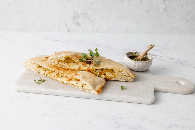 Pizzasandwich mozzarella, pesto & tomato  12x380g