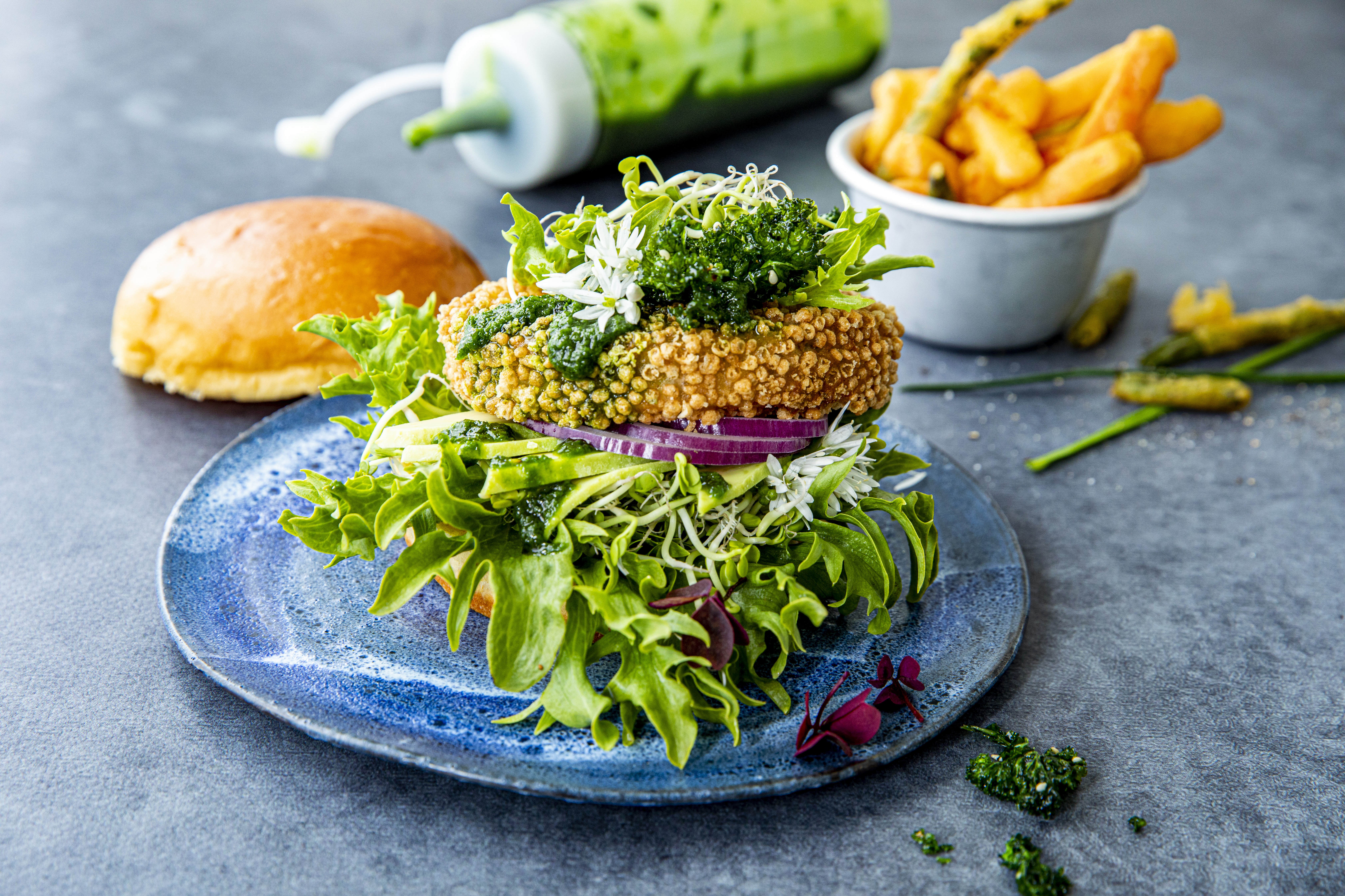 OPPSKRIFT - Veggieburger med ertekrem og sprøe, digge grønnsaksfries
