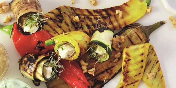 OPPSKRIFT - Grillede grønnsaker med hummus og tzatziki