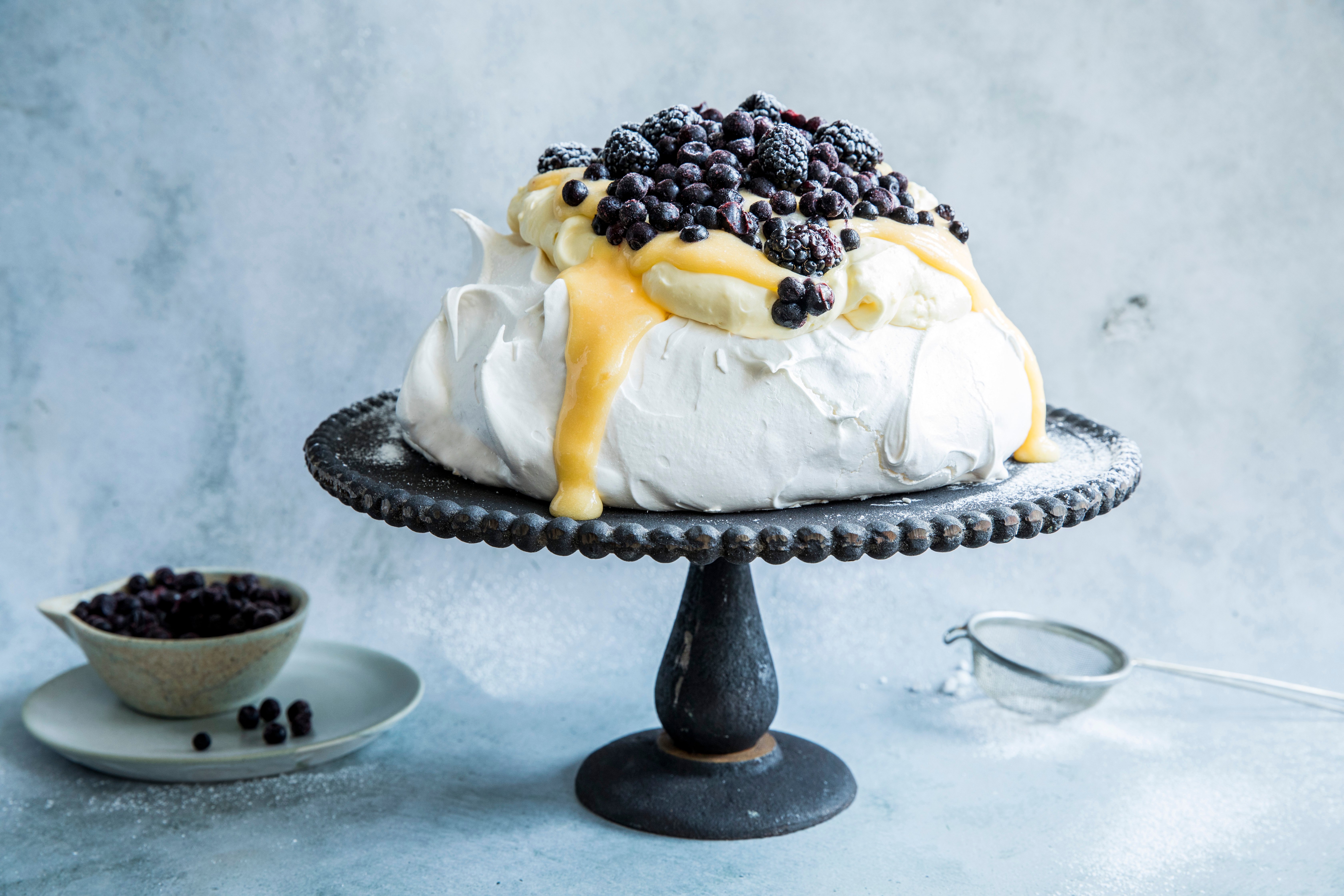 Pavlova_med_lemoncurd_alt._1_MP_77640_Foto_Sara_Johannessen.JPG