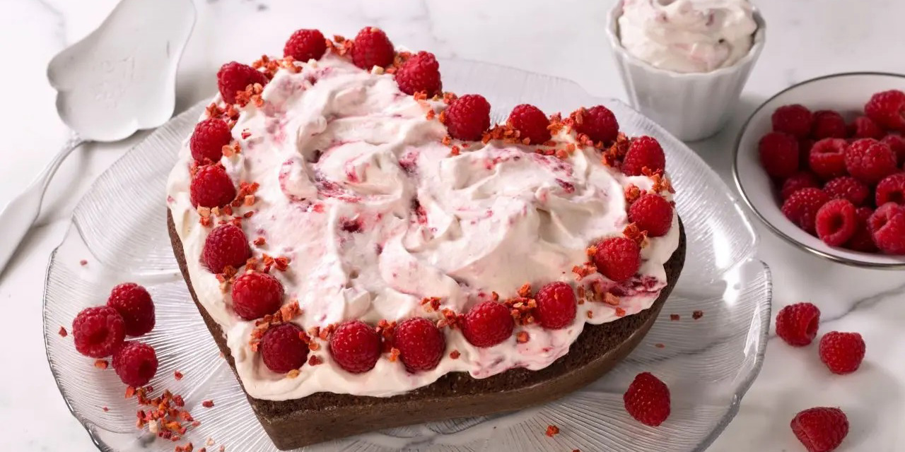 OPPSKRIFT - Hjertekake med bringebærkrem