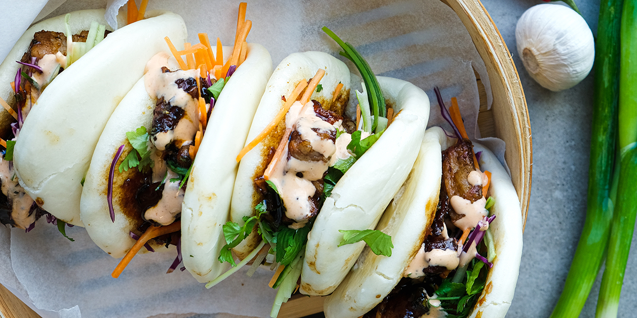 OPPSKRIFT - Steamed buns med ribberester og hurtigsyltede grønnsaker